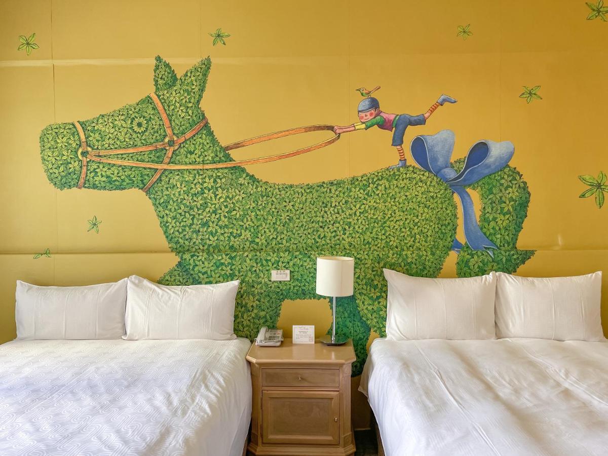 Chateau De Chine Hotel Hualien Kültér fotó A room at the Wizard of Oz Hotel
