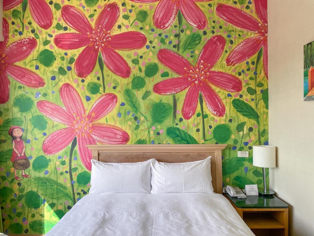 Chateau De Chine Hotel Hualien Kültér fotó Mural in a hotel room