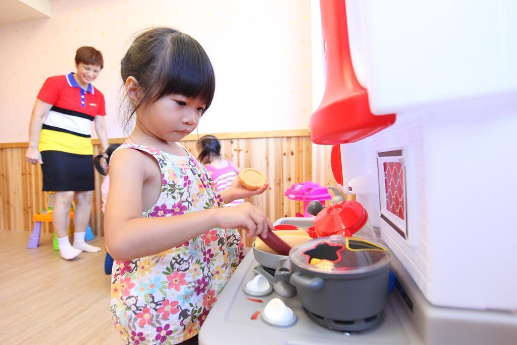 Chateau De Chine Hotel Hualien Kültér fotó Child playing with toys