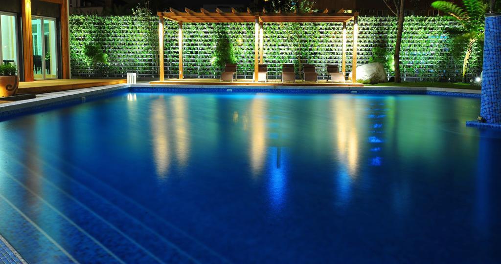 Chateau De Chine Hotel Hualien Kültér fotó A swimming pool at night