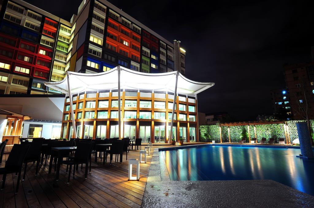 Chateau De Chine Hotel Hualien Kültér fotó The swimming pool at the hotel