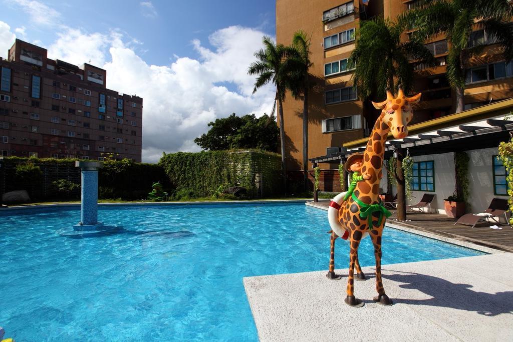 Chateau De Chine Hotel Hualien Kültér fotó Swimming pool at the hotel