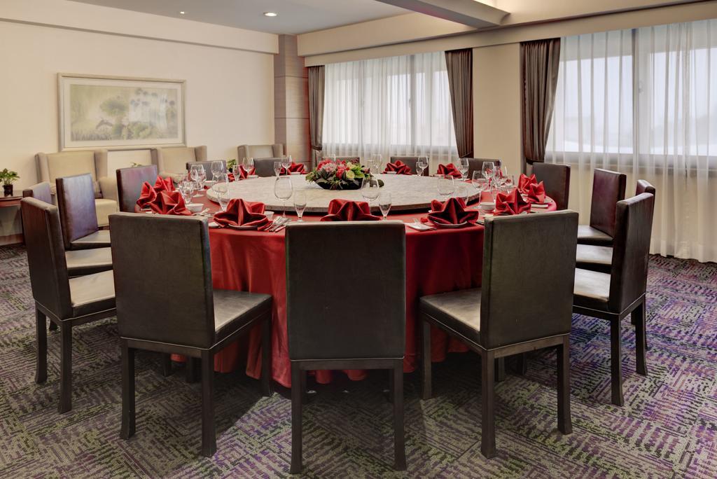 Chateau De Chine Hotel Hualien Kültér fotó A round table with chairs
