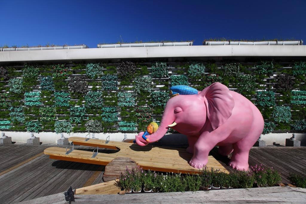 Chateau De Chine Hotel Hualien Kültér fotó Pinky the Elephant