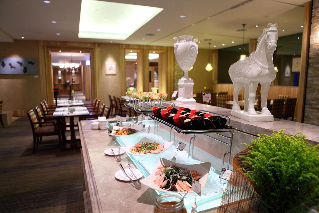Chateau De Chine Hotel Hualien Kültér fotó A buffet at a hotel