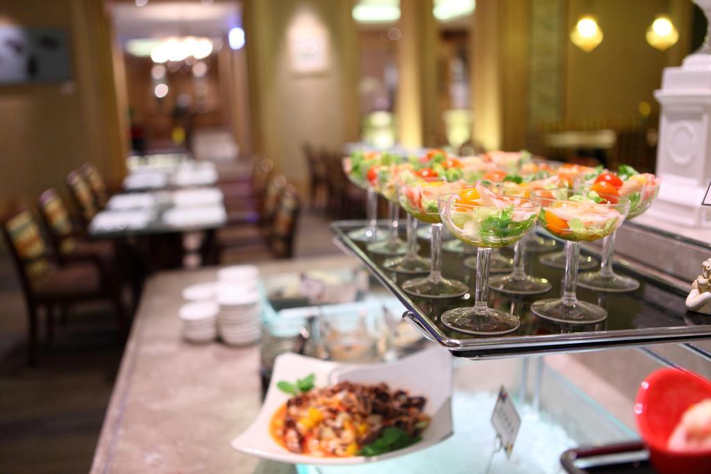 Chateau De Chine Hotel Hualien Kültér fotó A buffet at a hotel