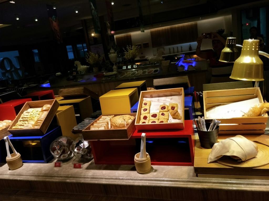 Chateau De Chine Hotel Hualien Kültér fotó A selection of dim sum at the buffet at the Shangri-La Hotel, Kuala Lumpur